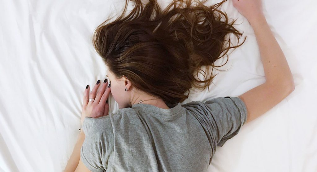 در هنگام خواب از بستن سفت موها خودداری کنید